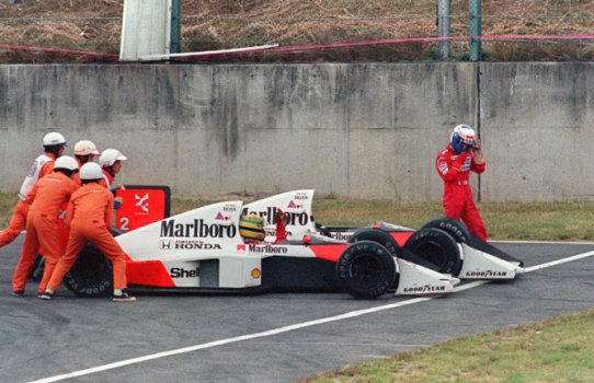 Ayrton Senna se envolve em acidente com Alain Prost durante o GP de Suzuka em 1989