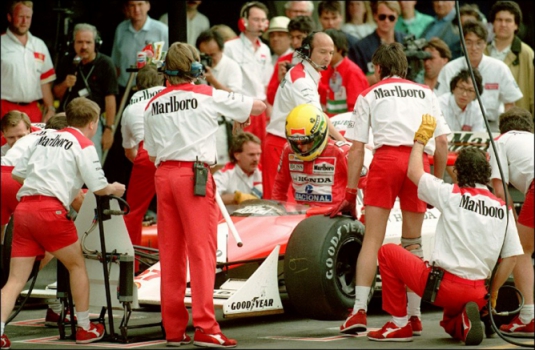 Ayrton Senna abandona o GP do México de 1990