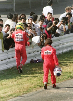 Ayrton Senna e Alain Prost abandonam a prova após acidente
