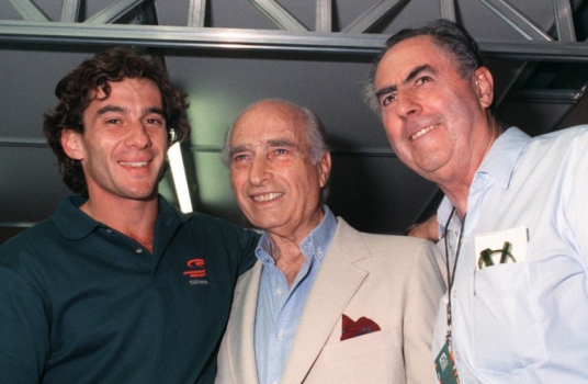 Ayrton Senna posa ao lado de lendas da F-1: Juan Manuel Fangio e Jack Brabham