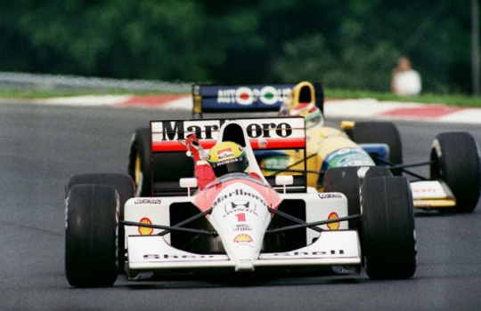 Ayrton Senna compete durante o GP da Hungria de 1991