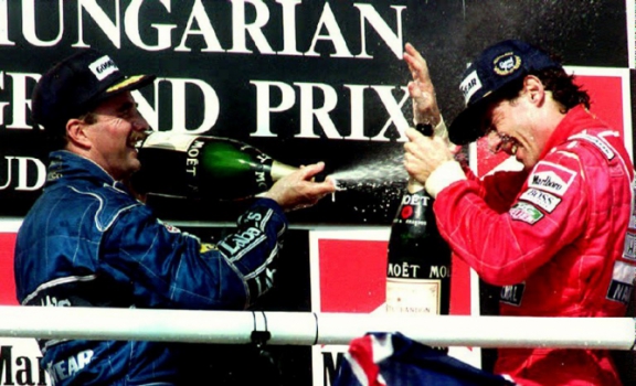 Nigel Mansell (e) dá banho de champanhe em Ayrton Senna na Hungria