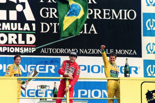 Ayrton Senna vibra no pódio após vencer o GP de Monza de 1992