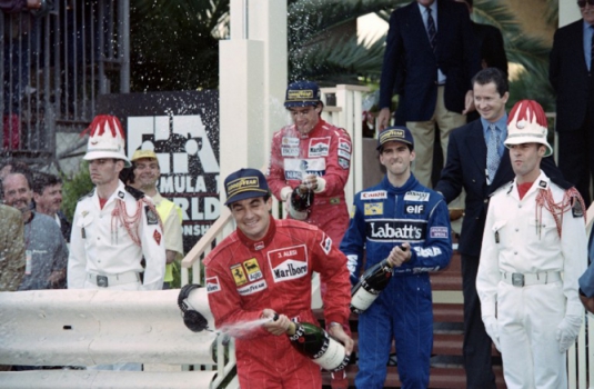 Com Alesi e Damon Hill, Senna comemora mais uma vitória em Mônaco, em 1993