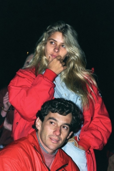 Ayrton Senna e sua namorada Adriana Galisteu assistem vídeo de seus momentos