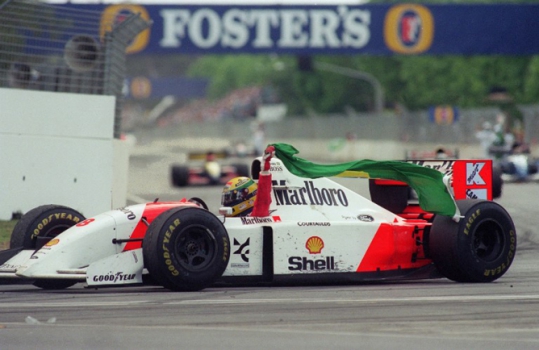 O piloto Ayrton Senna em sua tradicional volta da vitória, na Austrália em 1993