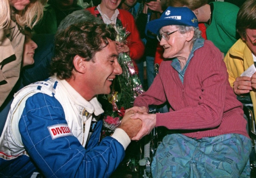 O piloto brasileiro Ayrton Senna cumprimenta Jeanne Damerot em 1994