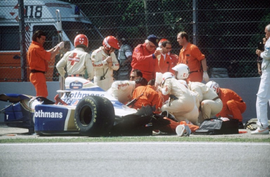 Equipe médica socorre Senna após seu acidente fatal na Itália, em 1994