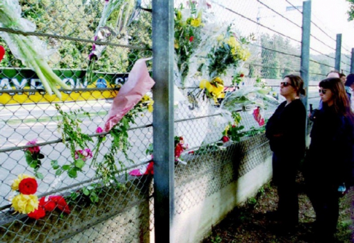 Fãs do piloto brasileiro fazem homenagem perto do local da batida fatal de Senna