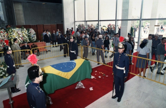 Em São Pailo, fãs prestam homenagens para Ayrton Senna, em 4 de maio de 1994