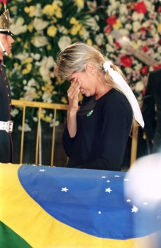 Ex-namorada de Senna, Adriana Galisteu chora ao visitar seu caixão