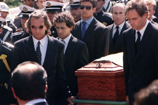 Emerson Fittipaldi, Christian Fittipaldi, Prost da França, Berger e Jackie Stewart carregam o caixão de Senna