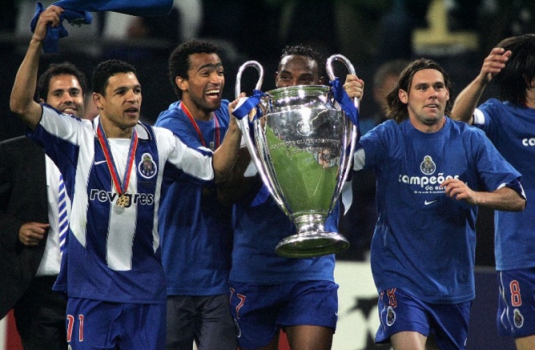 O atacante Derlei (e) também ganhou a Liga dos Campeões de 2004 com o Porto