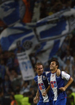 O atacante Bruno Moraes (d) também era do Porto na conquista da Liga de 2004