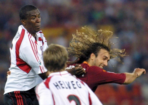 Com o Milan, o zagueiro Roque Júnior (e) conquistou a Liga dos Campeões de 2003
