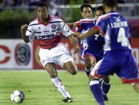 Paulo Sérgio (e) também levou o título da Liga dos Campeões pelo Bayern em 2001