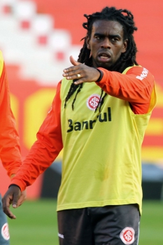 O ex-volante Tinga também se notabilizava por seus longos dreadlocks