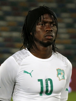O marfinense Gervinho esconde seus dreadlocks com uma faixa na cabeça