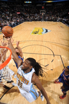 O ala-pivô do Dender Nuggets Kenneth Faried com seus longos dreadlocks