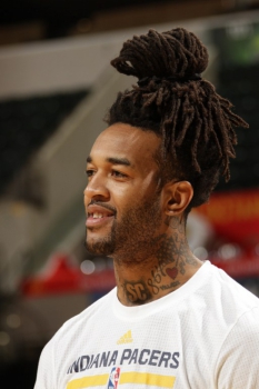 O ala-pivô do Indiana Pacers Jordan Hill com sua vasta cabeleira
