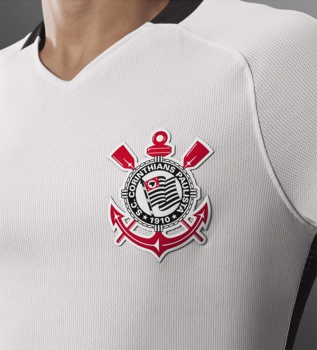 Corinthians cria novo espaço para patrocínio e tenta 'remontar' camisa