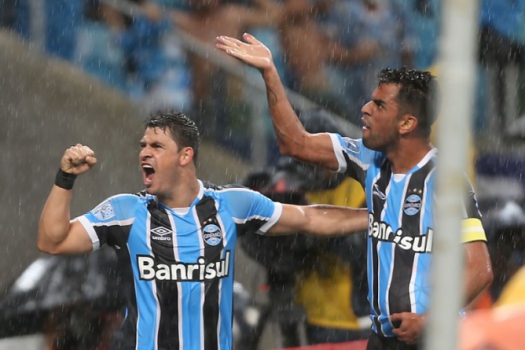 O meia Giuliano (e) é um dos principais jogadores do Grêmio para o Brasileiro