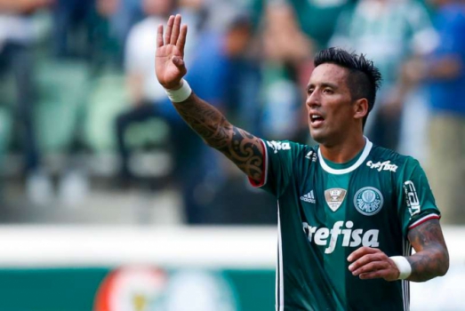 Em busca de sequência no Palmeiras, Lucas Barrios ganha chance de ouro