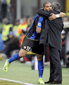 Mourinho e Adriano - Inter de Milão (Foto: AFP)