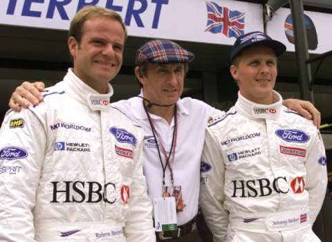 Rubens Barrichello ao lado do chefão da equipe Jackie Stewart e seu companheiro Johnny Herbert