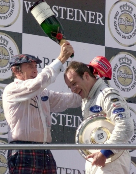 Jackie Stewart dá banho de champanhe em Rubinho após o 3º lugar no GP da Europa de 1999