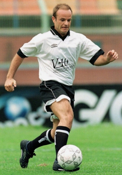 Rubens Barrichello se arrisca no futebol em jogo festivo em São Paulo, em 2000