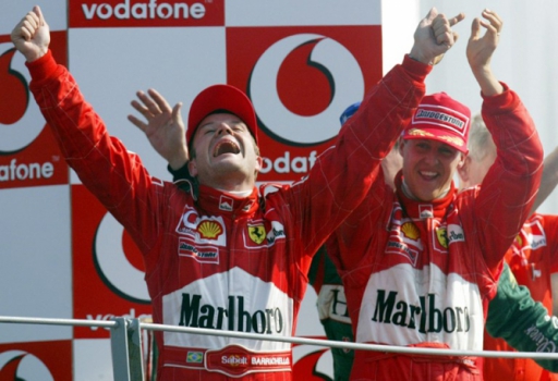 Na casa da Ferrari, a Itália, Rubens Barrichello comemora a vitória no GP de Monza