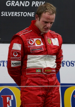 Rubinho chora ao vencer o GP de Silverstone em julho de 2003