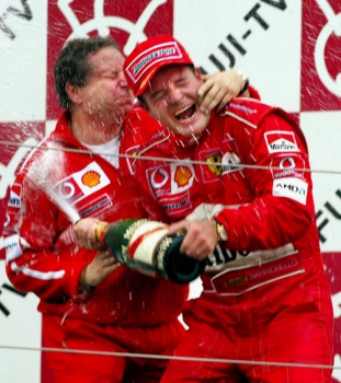 Rubens Barrichello comemora vitória na última prova de 2003, no GP do Japão