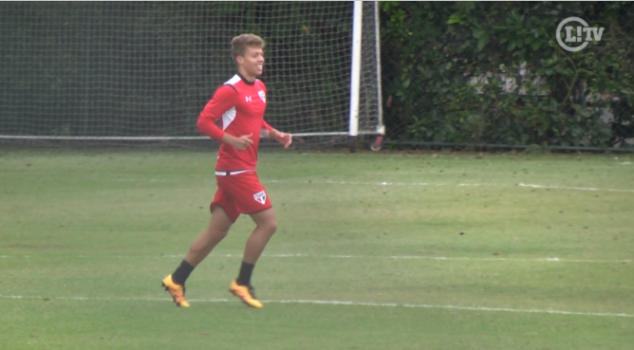 Lucas Fernandes aplica chapéu em João Schmidt