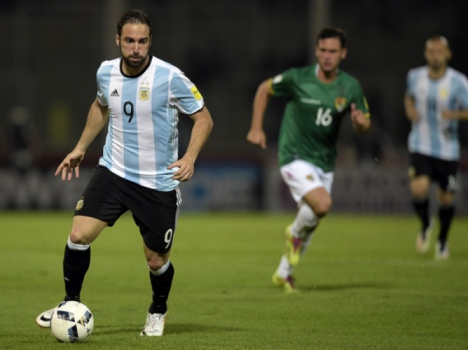 Artilheiro do Italiano, HiguaÃn é uma das armas do ataque argentino