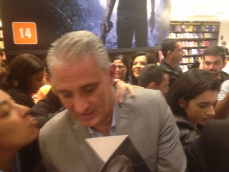 Com presença de torcida e dirigentes, livro biográfico de Tite é lançado