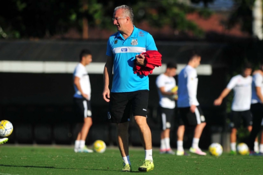 Aplaudido em derrota, Crispim fica fora de lista do Santos para clássico