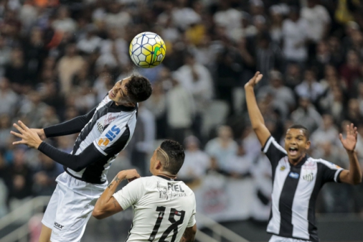 Zagueiro do Santos dispara contra arbitragem: 'Não tem personalidade'