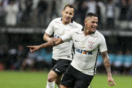 Xeque-mate! Com gol no fim, Timão vence Peixe em duelo de estrategistas