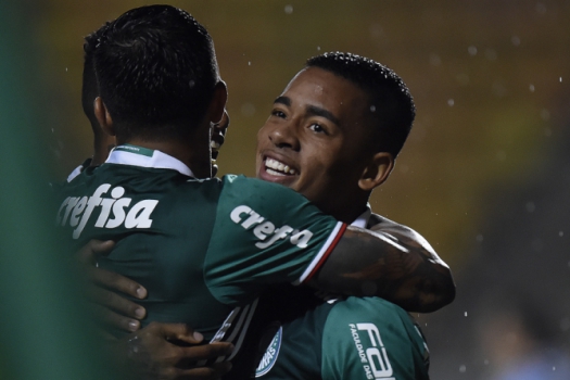Palmeiras fura melhor defesa, faz 4 a 3 e derruba Grêmio do topo