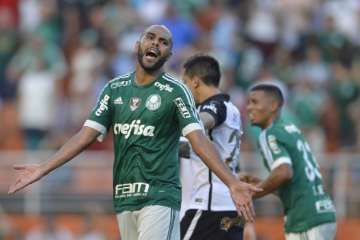 Por Whatsapp, Alecsandro recebe apoio e se cala após acusação