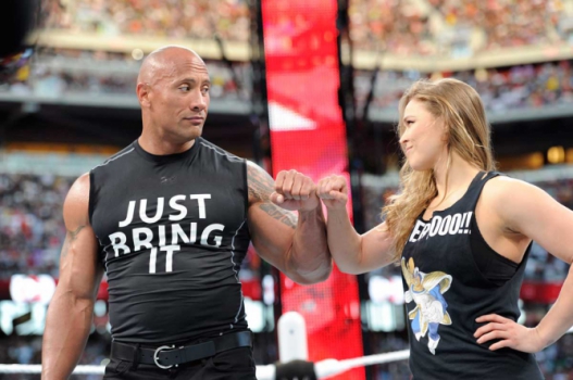 Ronda Rousey participou do WWE em 2015, ao lado de Dwayne Johnson