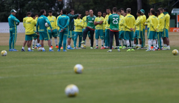 Elenco do Palmeiras se reapresenta com trabalho leve; Arouca faz atividade no campo