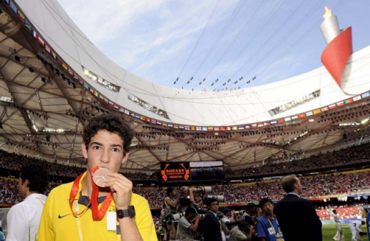 Olimpíadas 2008 Pequim - Pato Beija sua medalha durante a cerimonia de medalhas.