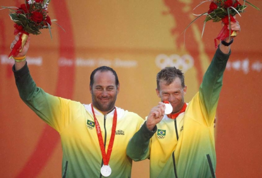 Olimpíadas 2008 Pequim - Bruno Prada e Robert Scheidt recebendo medalhas de prata
