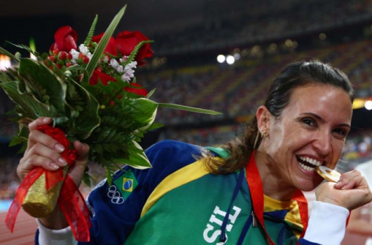 Olimpíadas 2008 Pequim - Salto em distancia, Maurre Maggi comemora a medalha de ouro