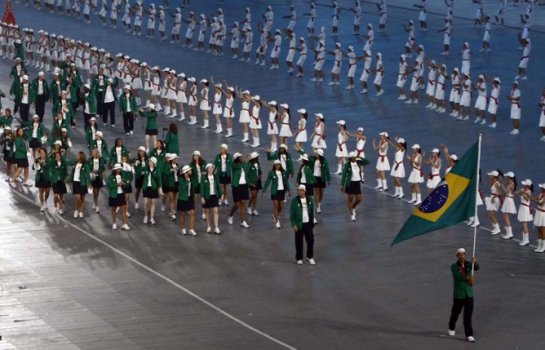 Olimpíadas 2008 Pequim - Robert Scheidt lidera a delegação brasileira durante o desfile da cerimônia de abertura dos Jogos