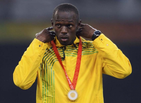 Olimpíadas 2008 Pequim - Recebe seu ouro da competição de atletismo de 100m