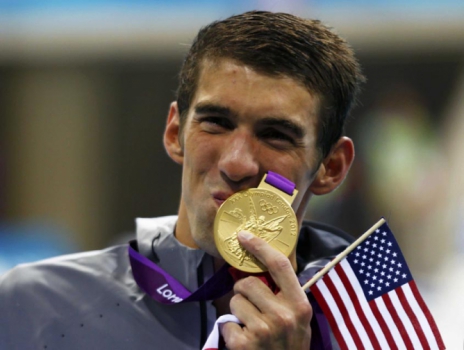Olimpíadas 2012 - Londres - Michael Phelpsleva beija sua medalha de ouro.